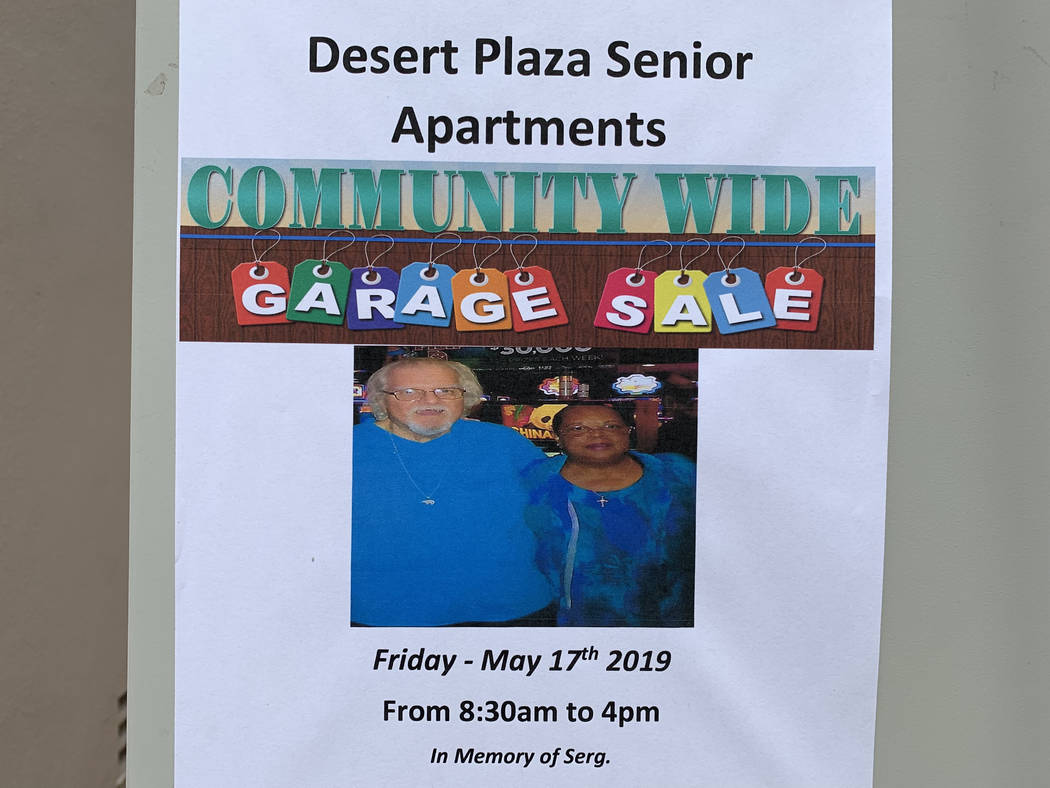 Los residentes de Desert Plaza Senior Apartments realizan una venta de garaje para recaudar fon ...
