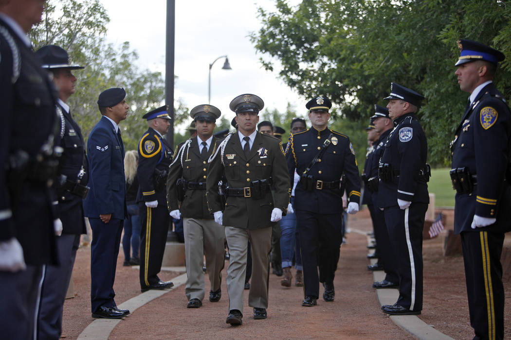 La guardia de honor camina al frente del servicio conmemorativo de los oficiales de policía de ...