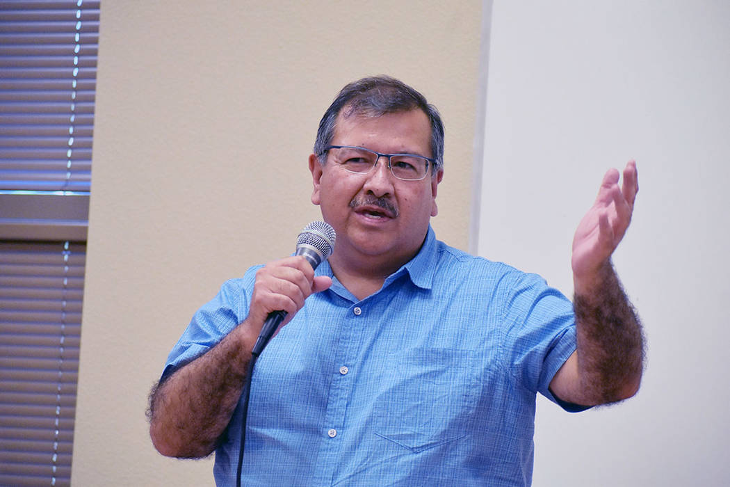 El cónsul de comunidades Jorge Elizondo, estuvo presente en la entrega de becas a estudiantes. ...