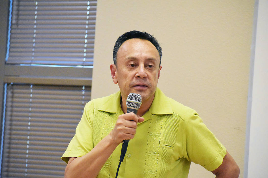 Jeremías Guzmán, cónsul adscrito de México en Las Vegas, presente en la entrega de becas a ...