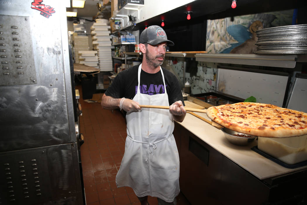 Will Stander prepara una pizza de saltamontes en Evel Pie en Las Vegas, martes 30 de julio de 2 ...