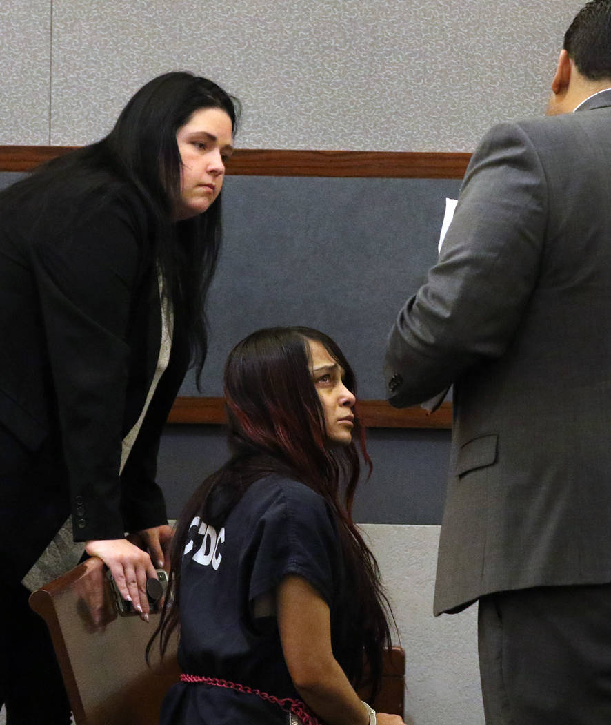 Gigi Mitchell, acusada de traficar a una niña de 11 años, aparece en la corte durante su audi ...
