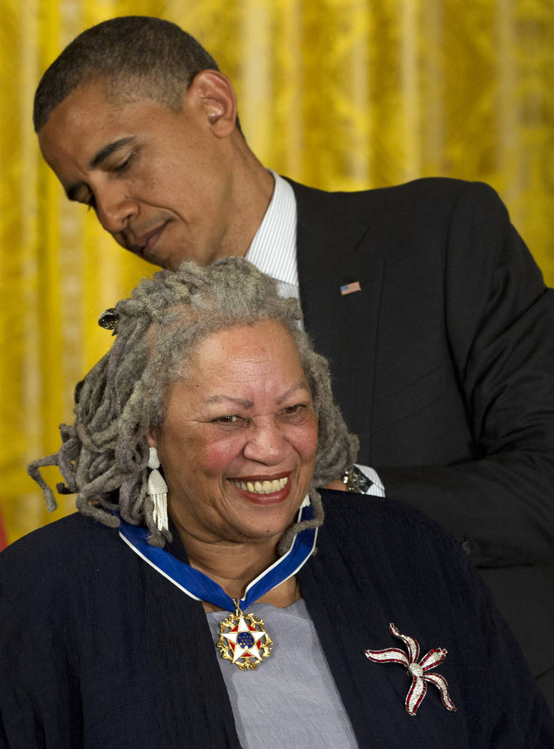 El presidente Barack Obama premia a la autora Toni Morrison con una Medalla de la Libertad dura ...
