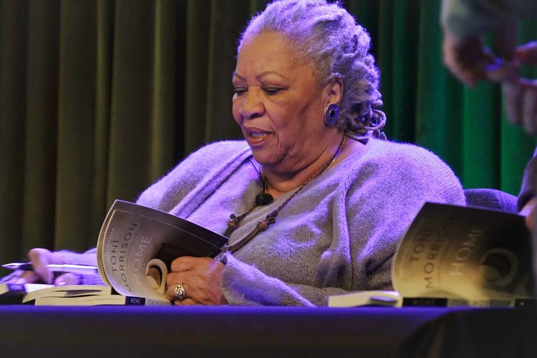 La autora Toni Morrison firma copias de su último libro "Home", durante la serie de programas ...