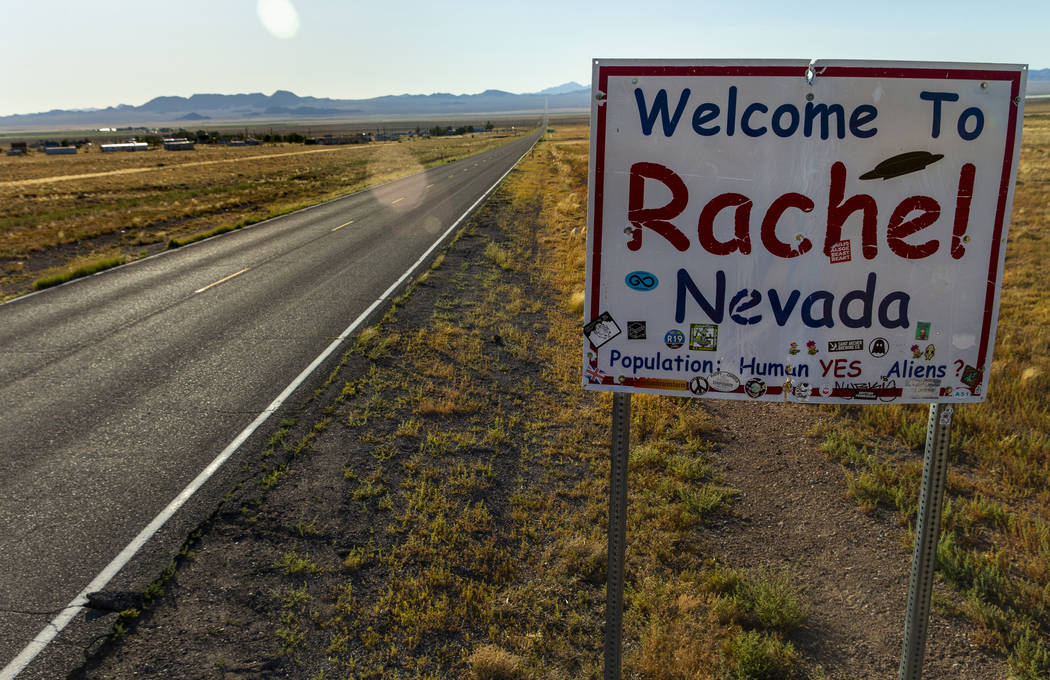 Un letrero da la bienvenida a los visitantes cuando ingresan a la ciudad de Rachel, que será u ...