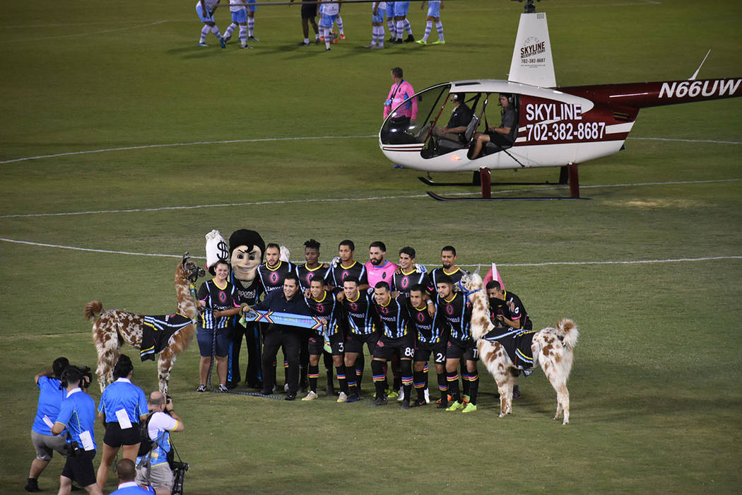 Las Vegas Lights FC se toma la tradicional foto previa al partido, en esta ocasión con un heli ...