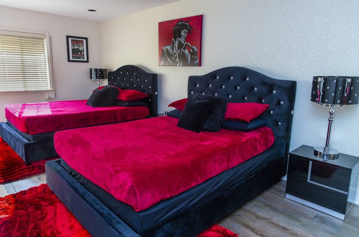 Una habitación con temática de Elvis es uno de los muchos espacios preservados durante una vi ...