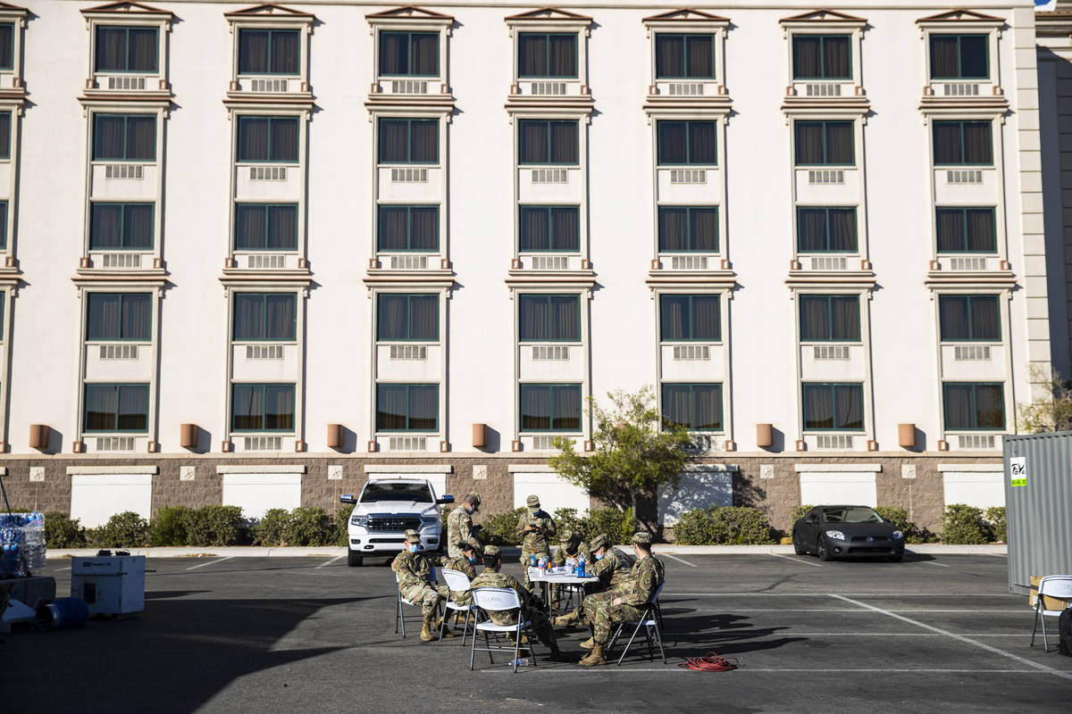 Miembros de la Guardia Nacional de Nevada se reúnen en una mesa durante una vista previa de un ...