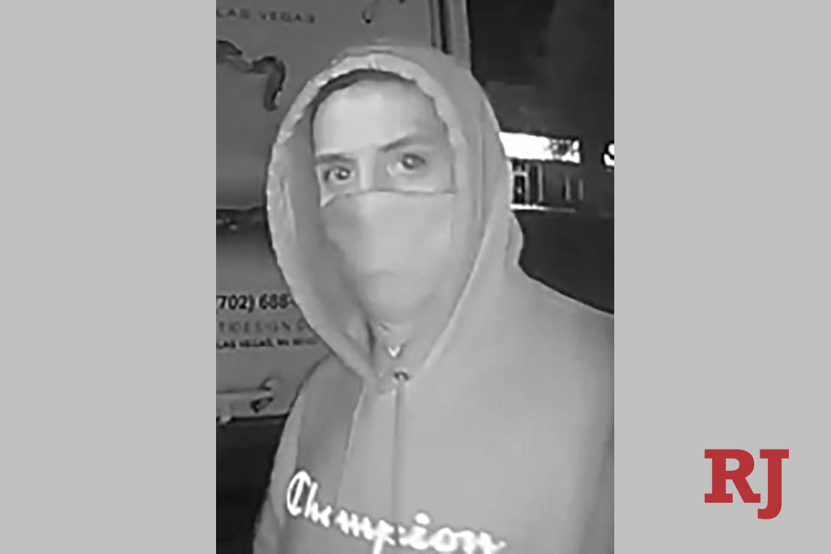 Una foto de vigilancia de un hombre buscado en relación con una serie de robos en la zona del ...
