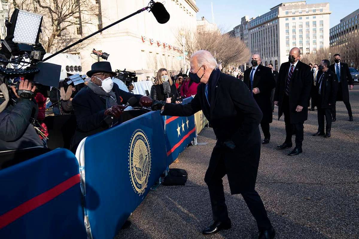 El presidente Joe Biden habla con el presentador de la NBC en Washington, Al Roker, mientras é ...