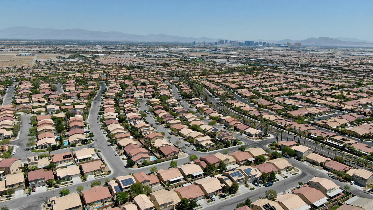 Una vista aérea de las casas en Nevada Trails, una urbanización cerca de West Windmill Lane y ...
