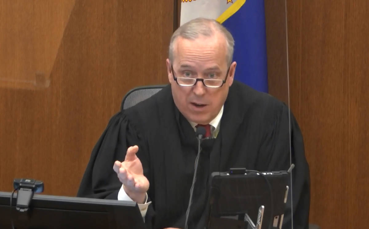 En esta imagen de un video, el juez del Condado Hennepin, Peter Cahill, discute las peticiones ...