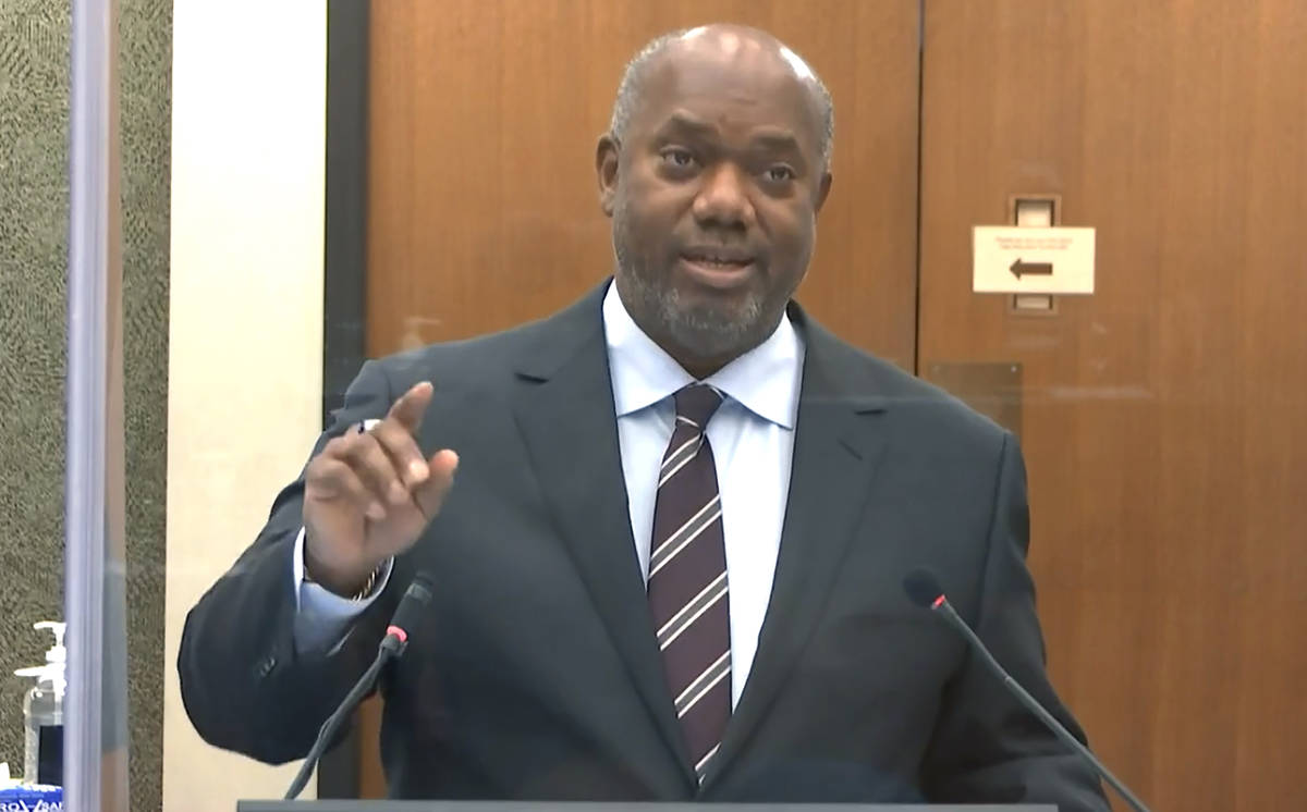 En esta imagen de un video, El fiscal Jerry Blackwell habla mientras el juez del Condado Hennep ...