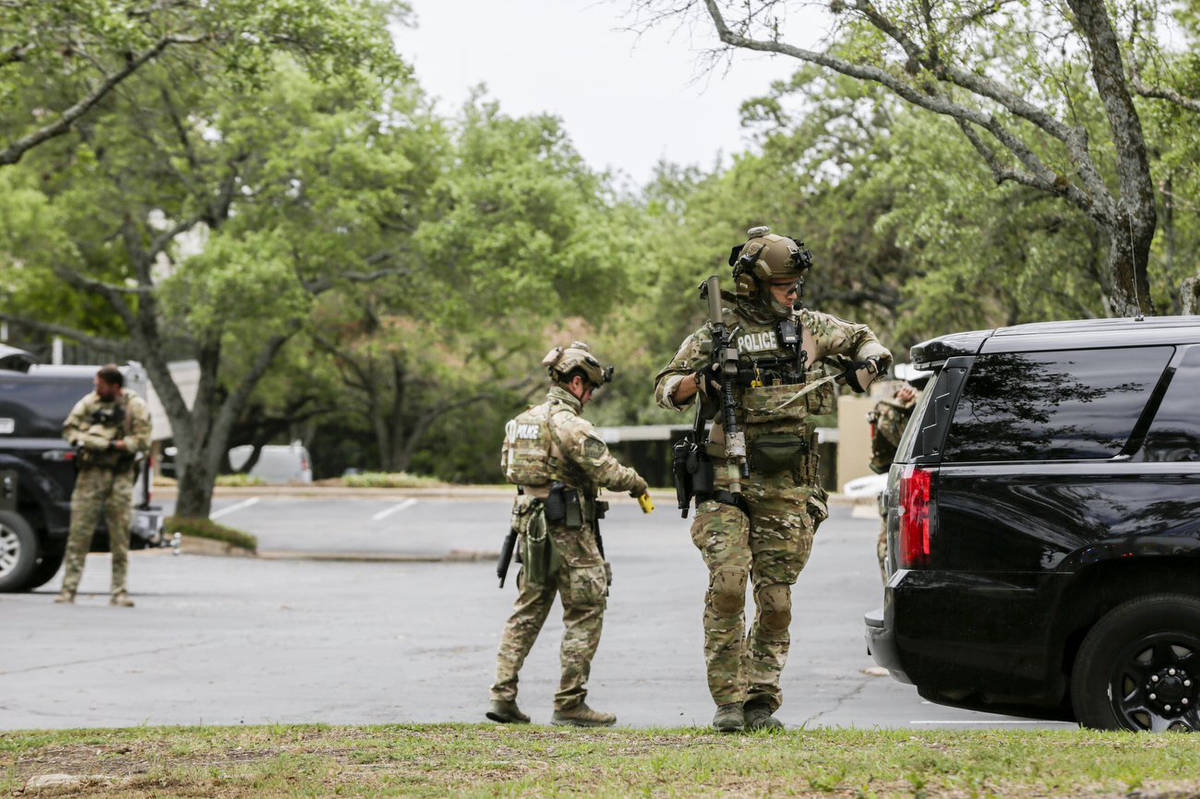 La policía de Austin, SWAT y el personal médico responden a una situación de tirador activo ...