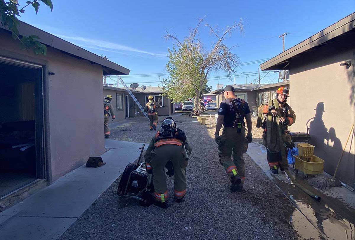 Un incendio en un complejo de apartamentos del este de Las Vegas provocó evacuaciones y un res ...