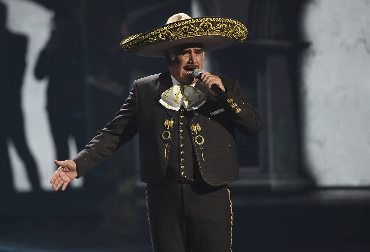 Vicente Fernández realiza un popurrí en la XX edición de los Premios Grammy Latinos el 14 de ...