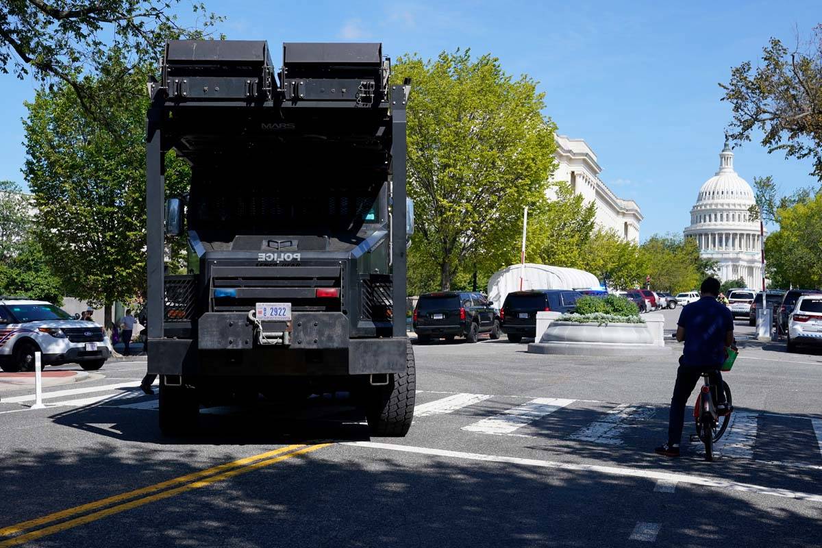 Un vehículo policial se desplaza a una zona cercana al Capitolio de Estados Unidos y a un edif ...