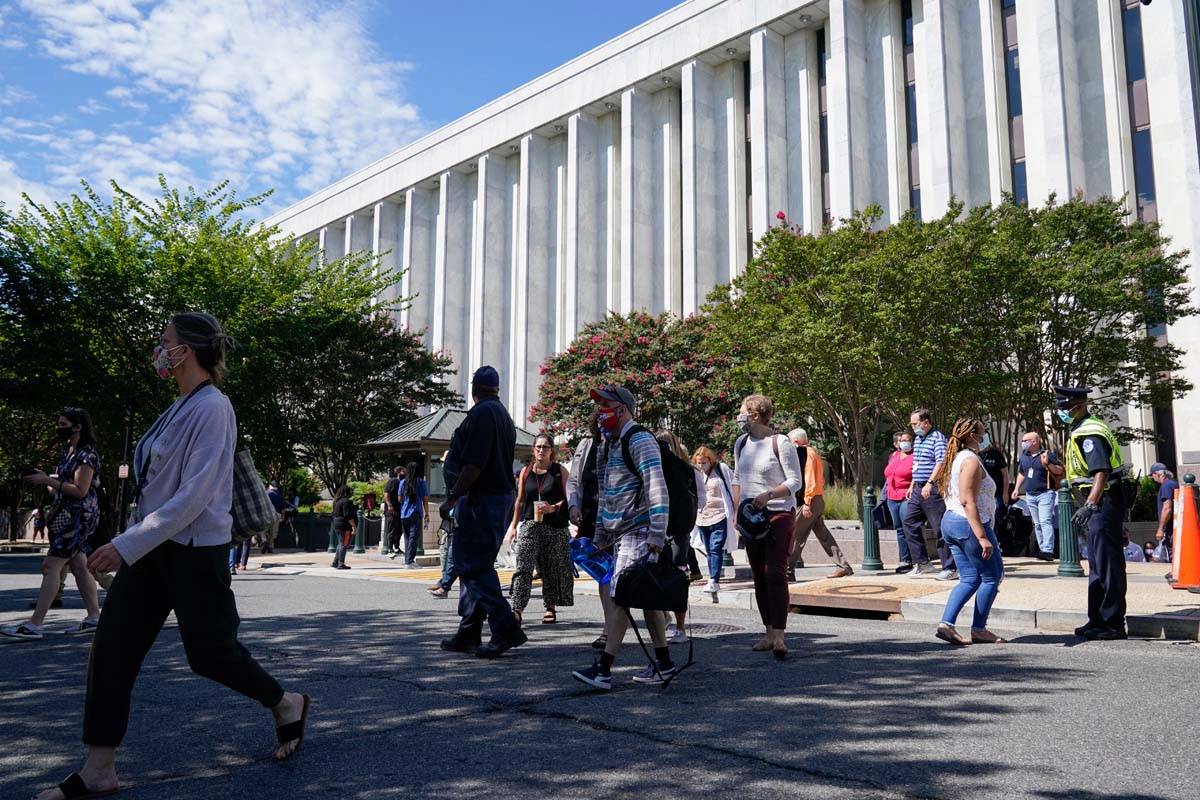 La gente es evacuada del James Madison Memorial Building, un edificio de la Library of Congress ...