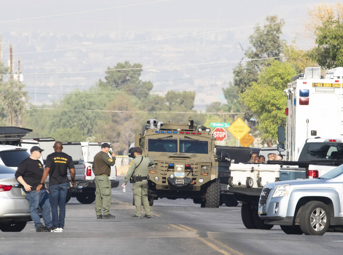 Oficiales de homicidios y SWAT de Las Vegas están presentes en una investigación en el área ...