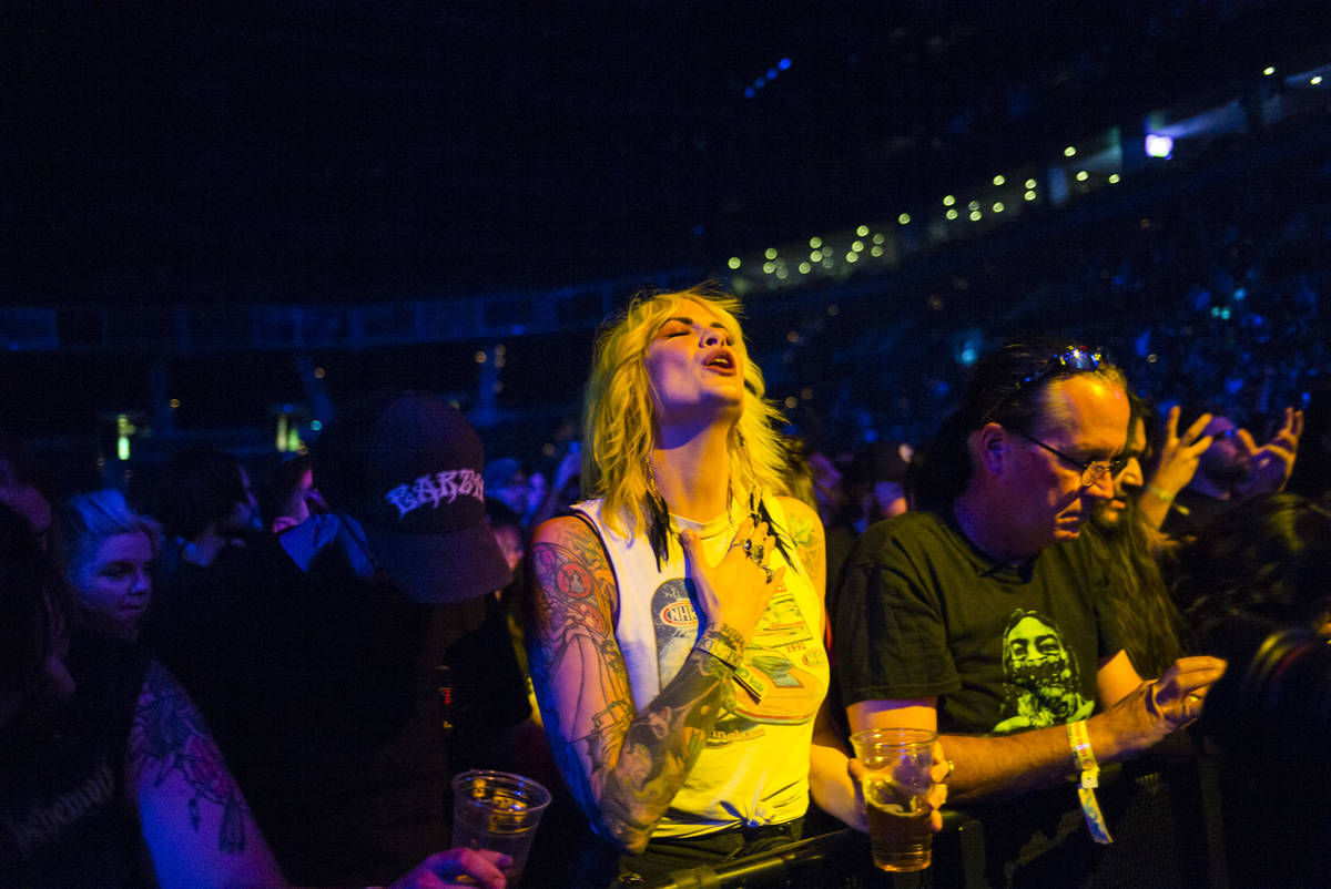 Fans animan mientras Electric Wizard toca en el Mandalay Bay Events Center durante el festival ...