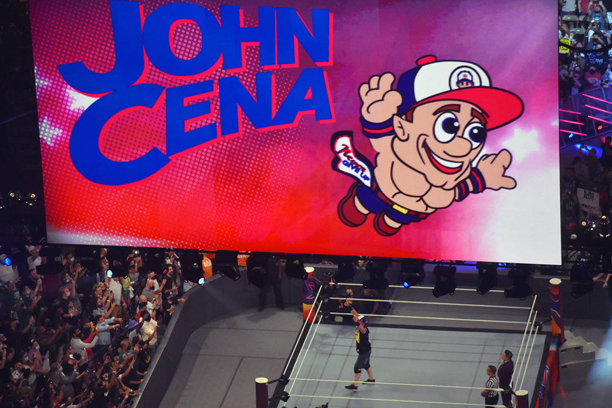 Tratando desde un principio de tomar ventaja y caerle encima a Roman, John Cena se le deja caer ...