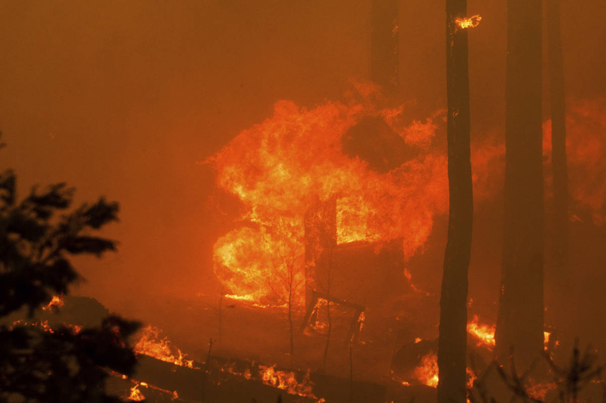 Las llamas del French Fire consumen una estructura en la Highway 155 en Sequoia National Forest ...