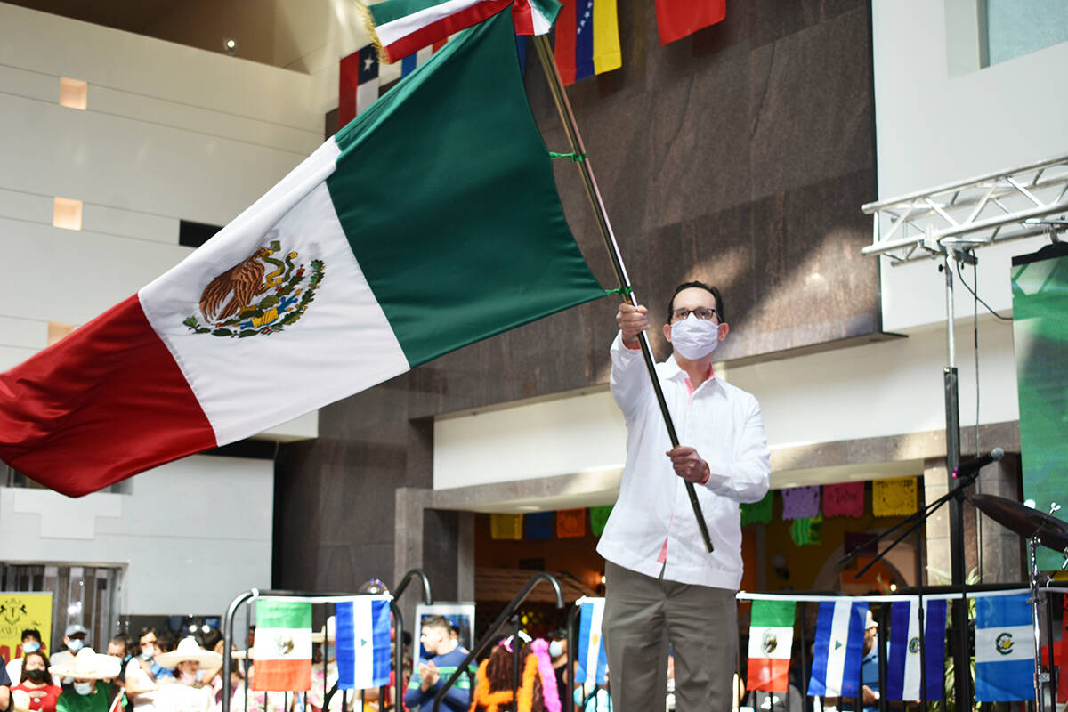 El cónsul de México en Las Vegas, Julián Escutia Rodríguez, encabezó la ceremonia de “El ...