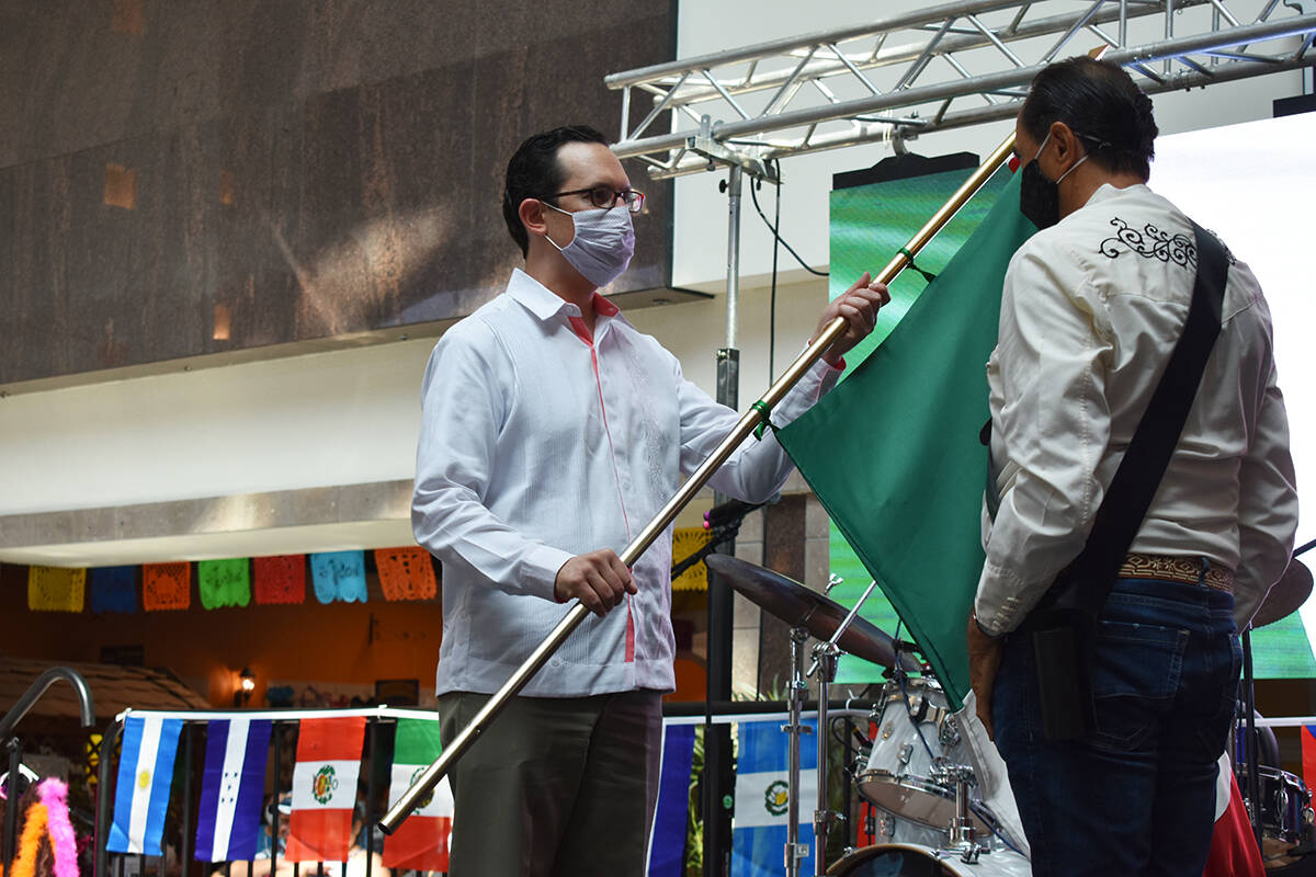 El cónsul de México en Las Vegas, Julián Escutia Rodríguez, encabezó la ceremonia de “El ...