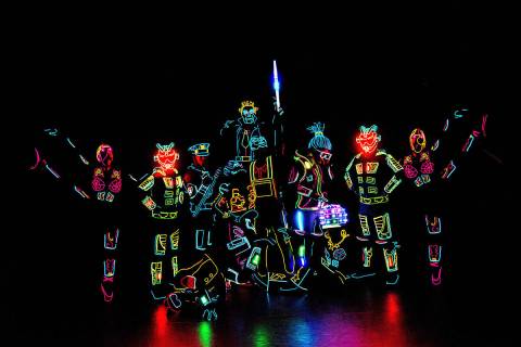 El nuevo show “iLuminate” está lleno de colores, música, baile y tecnología. El jueves 1 ...