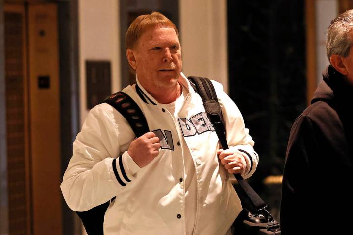 Mark Davis, propietario de los Raiders de Las Vegas, sale de la reunión de propietarios de la ...