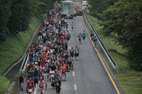 Los migrantes abandonan Ulapa, estado de Chiapas, el sábado 30 de octubre de 2021 por la noche ...