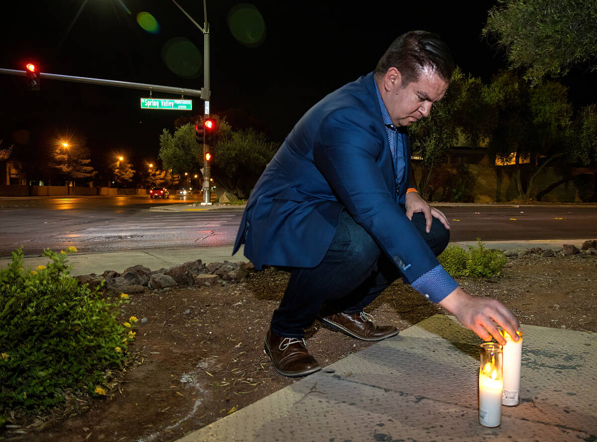 Andrew Bennett, director del programa estatal Zero Fatalities, deja una vela encendida cerca de ...