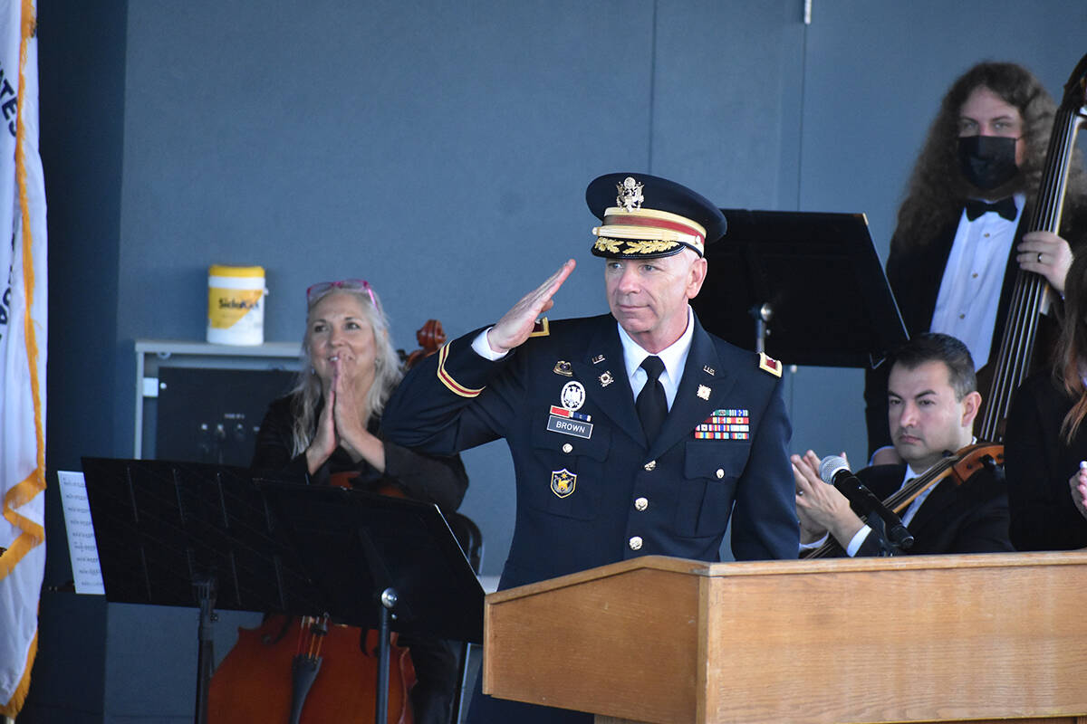 El coronel Jerry Brown habla durante la ceremonia del Día de los Veteranos 2021. Familiares y ...