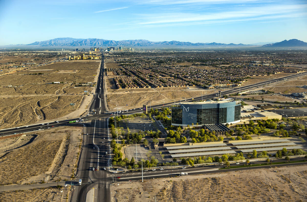S. Las Vegas Blvd. se extiende hacia el norte, a la izquierda de M Resort, a lo largo de St. Ro ...