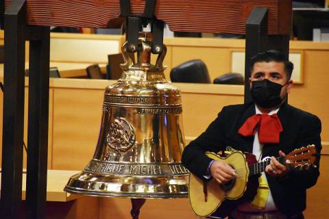 Un mariachi toca durante un evento donde el empresario Jaime Enrique Michel Velasco obsequió u ...