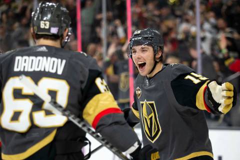 El jugador de los Golden Knights, Jake Leschyshyn (15), celebra su primer gol en la NHL con su ...