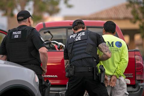 Agentes del Servicio de Inmigración y Aduanas de Estados Unidos (ICE) arrestan a un hombre dur ...