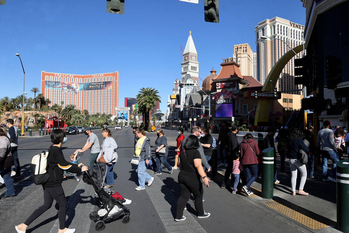Gente camina entre The Venetian y The Mirage en el Strip en Las Vegas el lunes 22 de noviembre ...