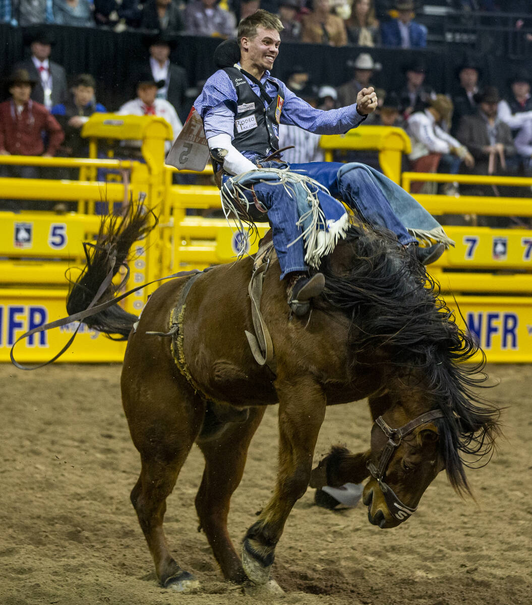 Orin Larsen de Inglis, Manitoba, toma aire en Bareback Riding durante la décima ronda de las W ...