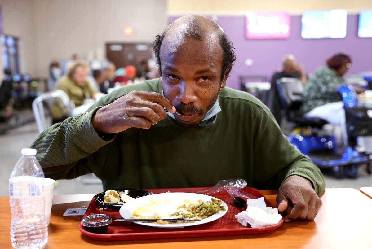 Víctor Perkins, de 40 años, come una comida gratuita de Thanksgiving en el renovado comedor S ...