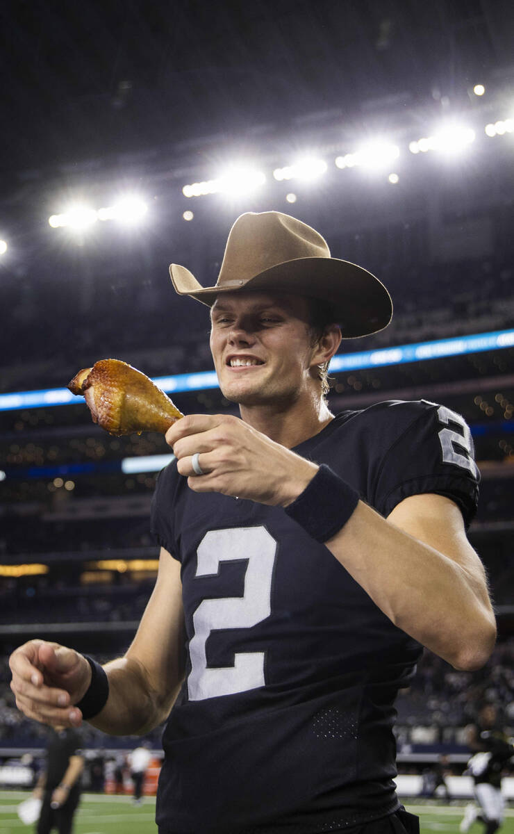 El kicker de los Raiders Daniel Carlson (2) celebra comiendo una pata de pavo después de anota ...
