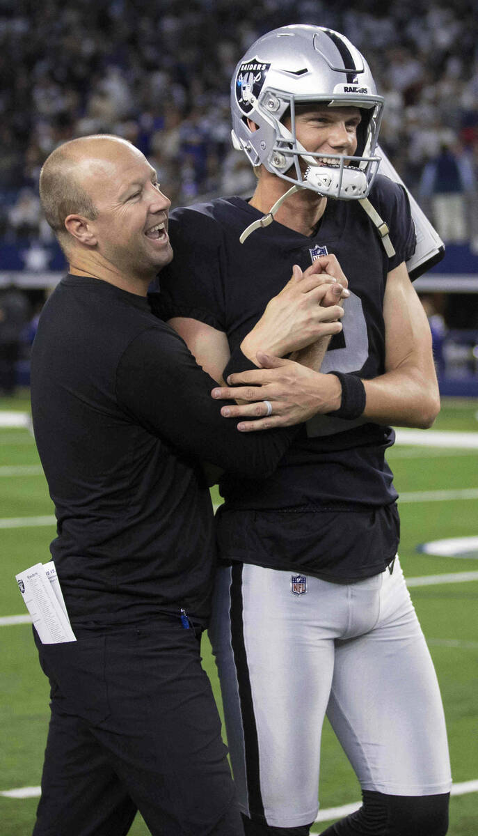 El kicker de los Raiders, Daniel Carlson (2), celebra con el cuerpo técnico de los Raiders des ...