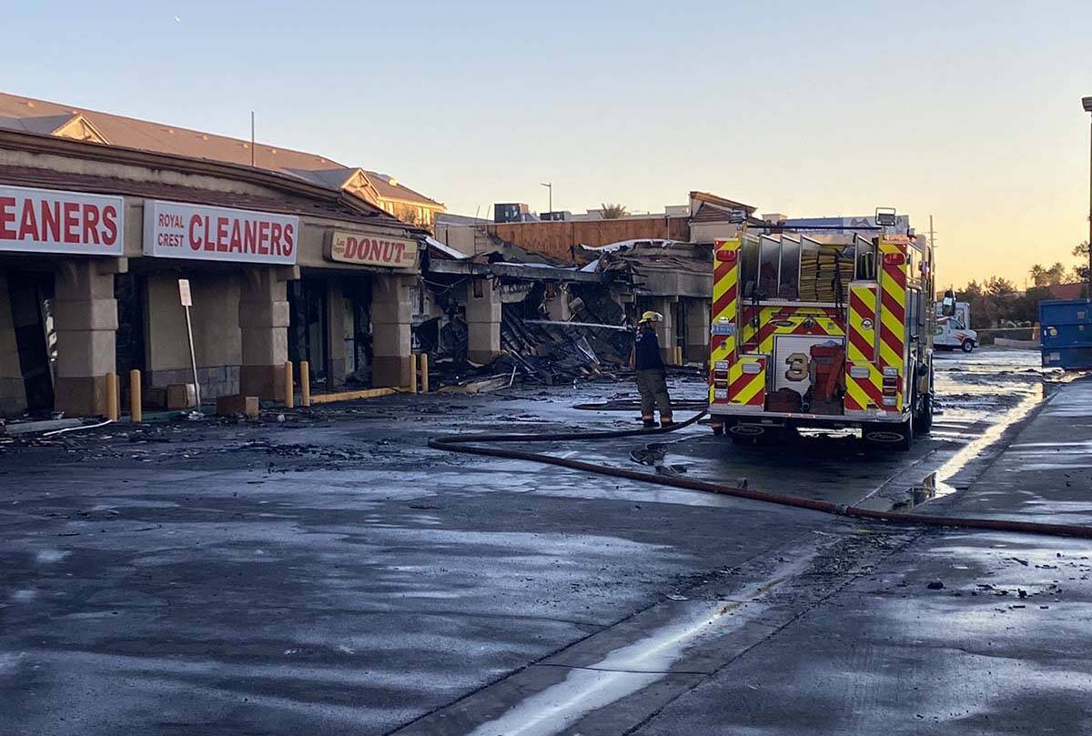 Un incendio destruyó un centro comercial que contenía varios negocios en el centro de Las Veg ...
