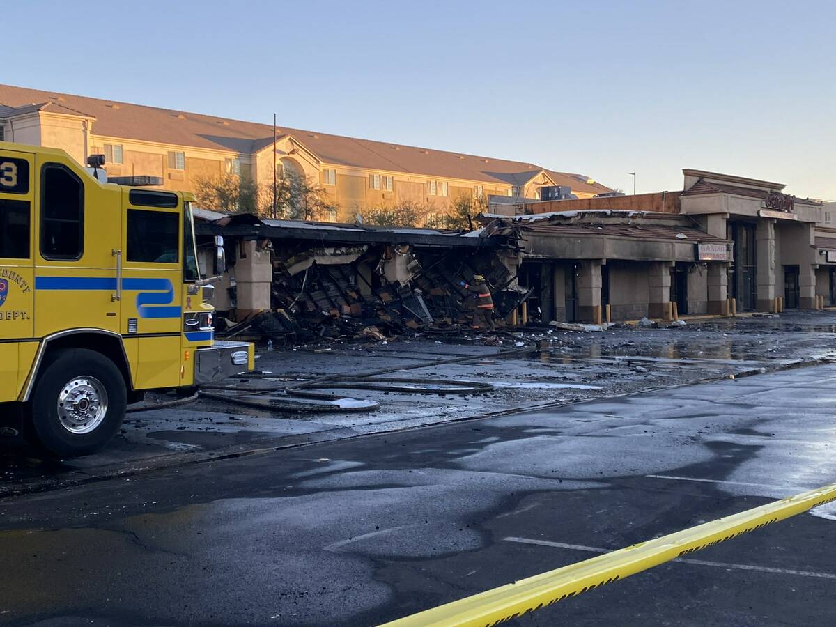 Un incendio destruyó un centro comercial que contenía varios negocios en el centro de Las Veg ...