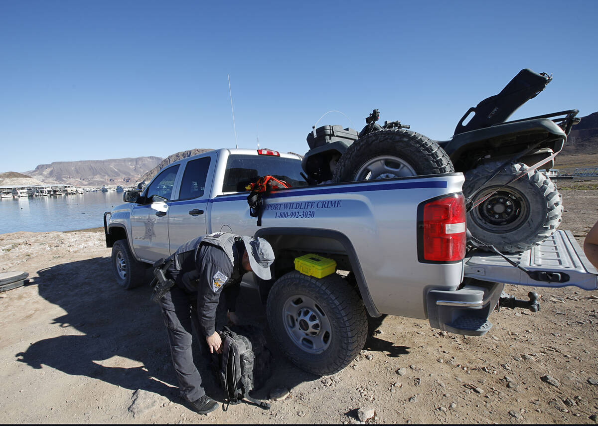 Sean Flynn, guarda de caza del Departamento de Vida Silvestre de Nevada, se prepara para patrul ...