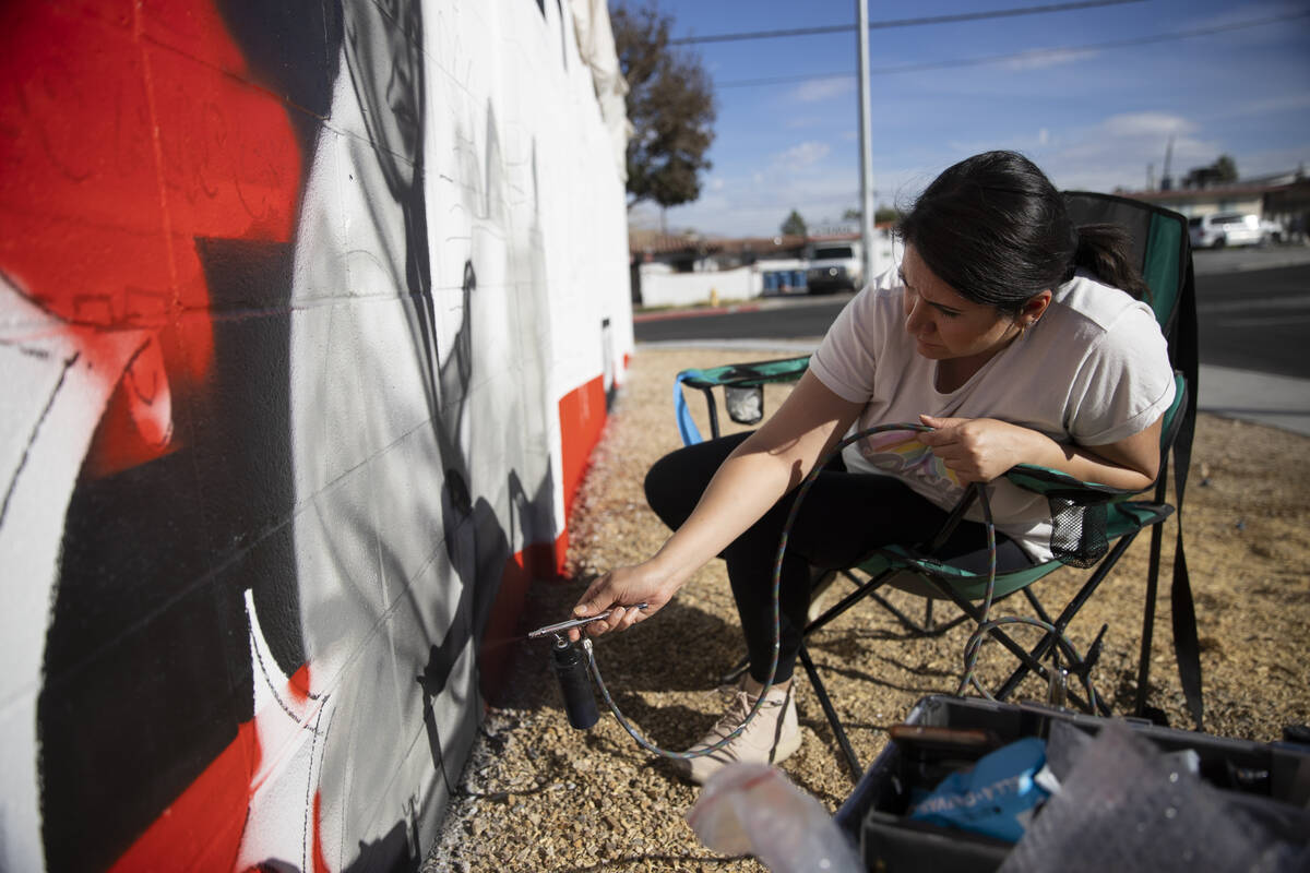 Nanda Sharifpour trabaja en un mural fuera de la North Gallery del Neon Museum en Las Vegas, el ...