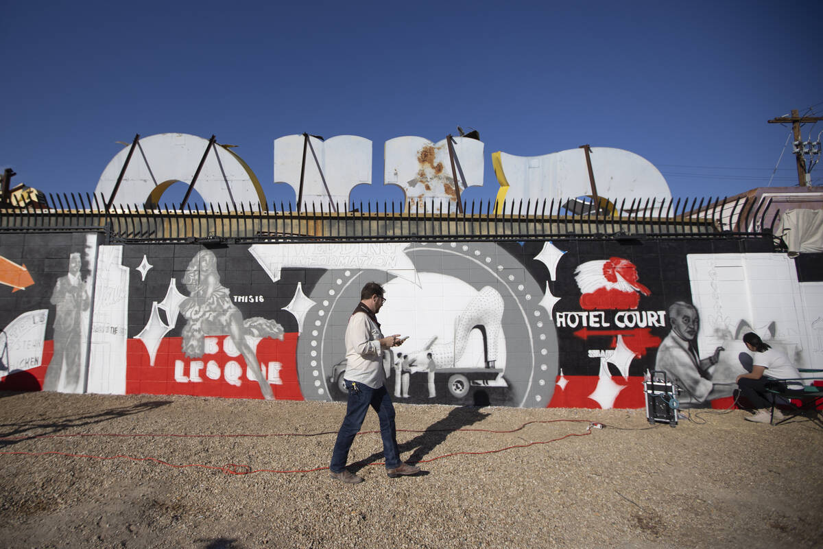 Nanda Sharifpour trabaja en un mural fuera de la North Gallery del Neon Museum en Las Vegas, el ...