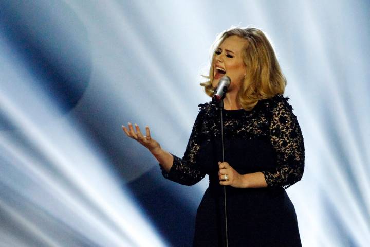 Adele canta durante los Brit Awards 2012 en el O2 Arena de Londres, el 21 de febrero de 2012. ( ...
