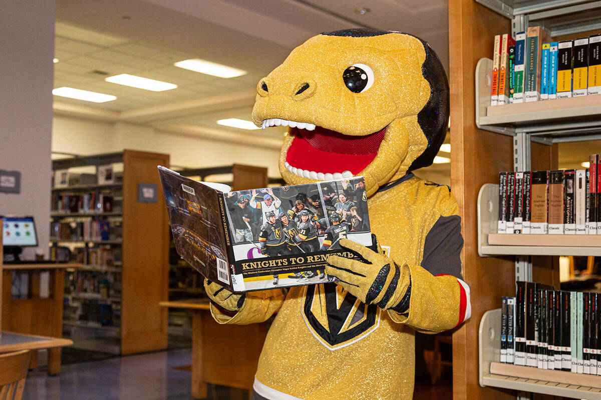 La mascota de Vegas Golden Knights, Chance, lee un libro en una de las sucursales del Distrito ...