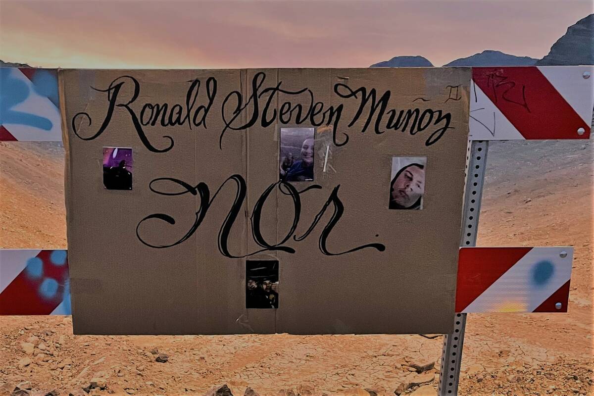 Una señal de cartón en Summerlin marca la zona desértica donde Ronald Muñoz fue encontrado ...